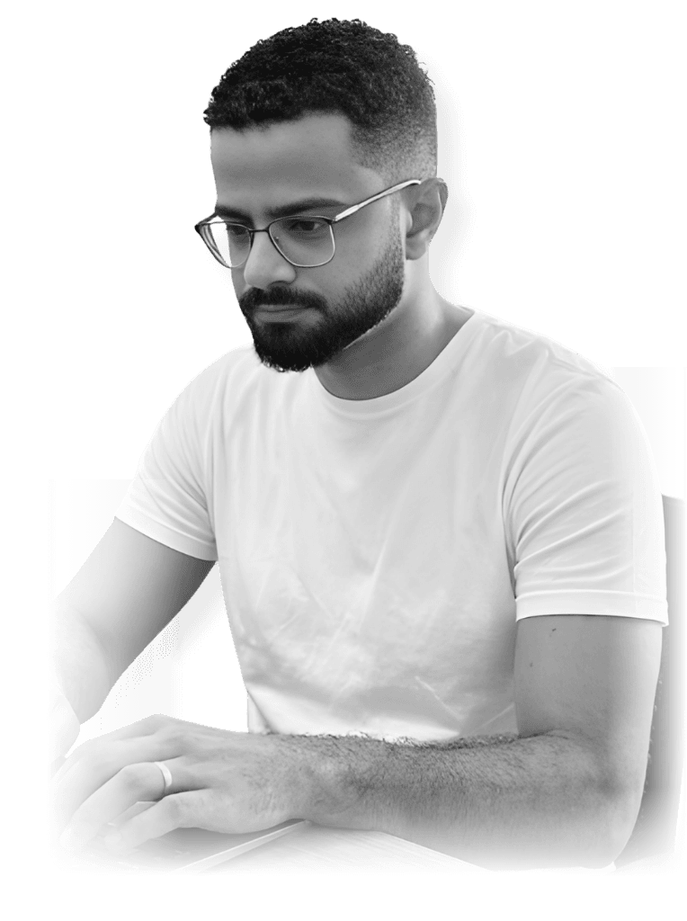 Guilherme trabalhando no notebook